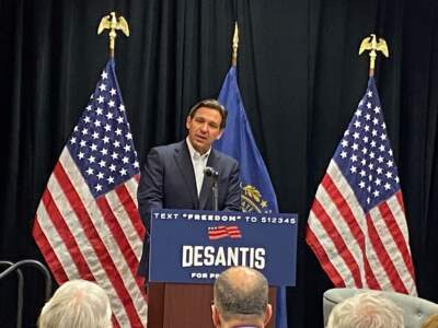  El gobernador de Florida, Ron DeSantis, haciendo campaña en Rochester, N.H. (Anthony Brooks/WBUR)

