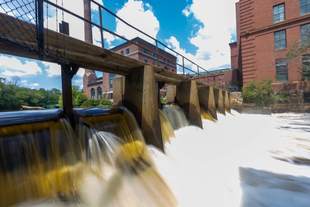 Cascadas de agua sobre la cascada del río Neponset en Lower Mills en Dorchester. (Jesse Costa/WBUR)