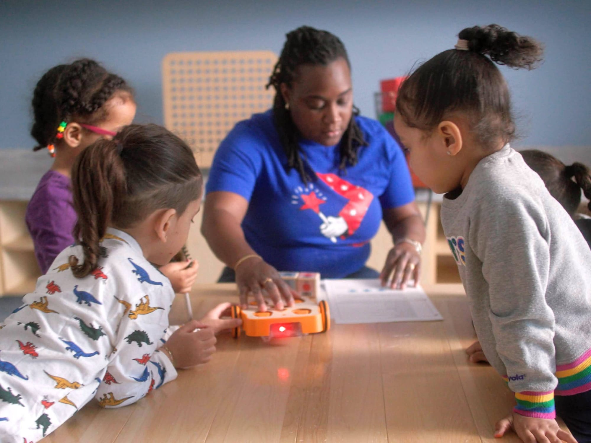 Niños aprendiendo en Horizons for Homeless Children. Foto cortesía de Horizons for Homeless Children.