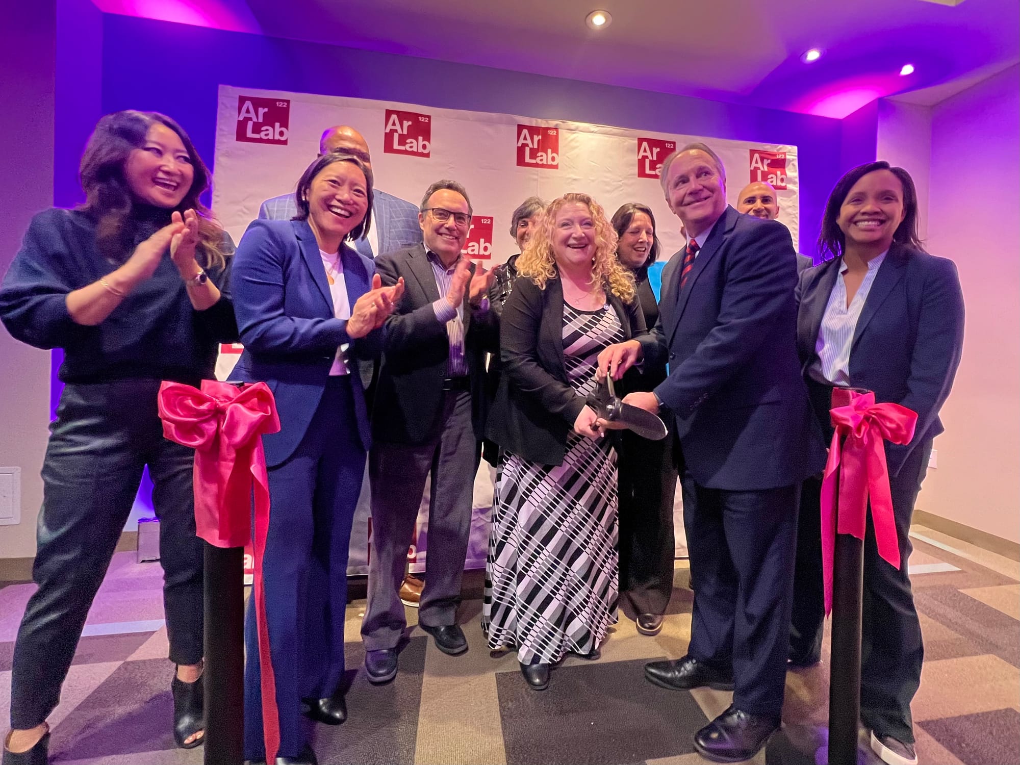 JVS Boston y Quincy College abrieron ArLab, instituto dedicado a la formación de profesionales la salud, biotecnología y ciencias de la vida.