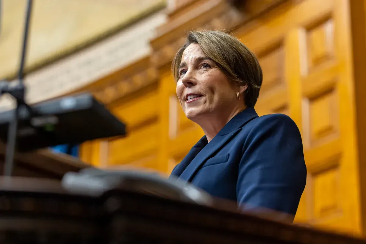 La gobernadora Maura Healey conversa con Seth Meyers en «Late Night»