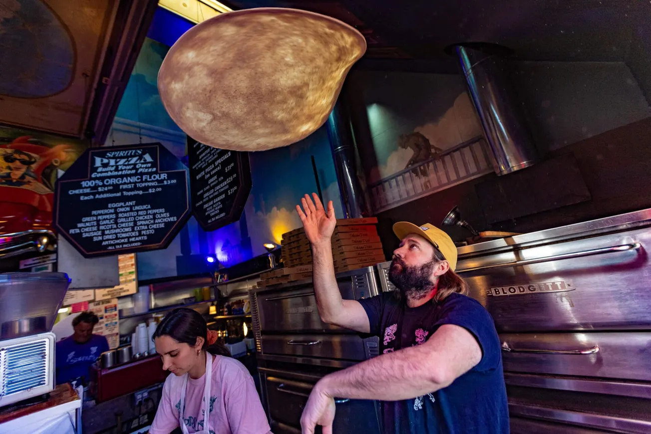 Algunos negocios en Cape Cod están en el limbo esperando visas para trabajadores de verano