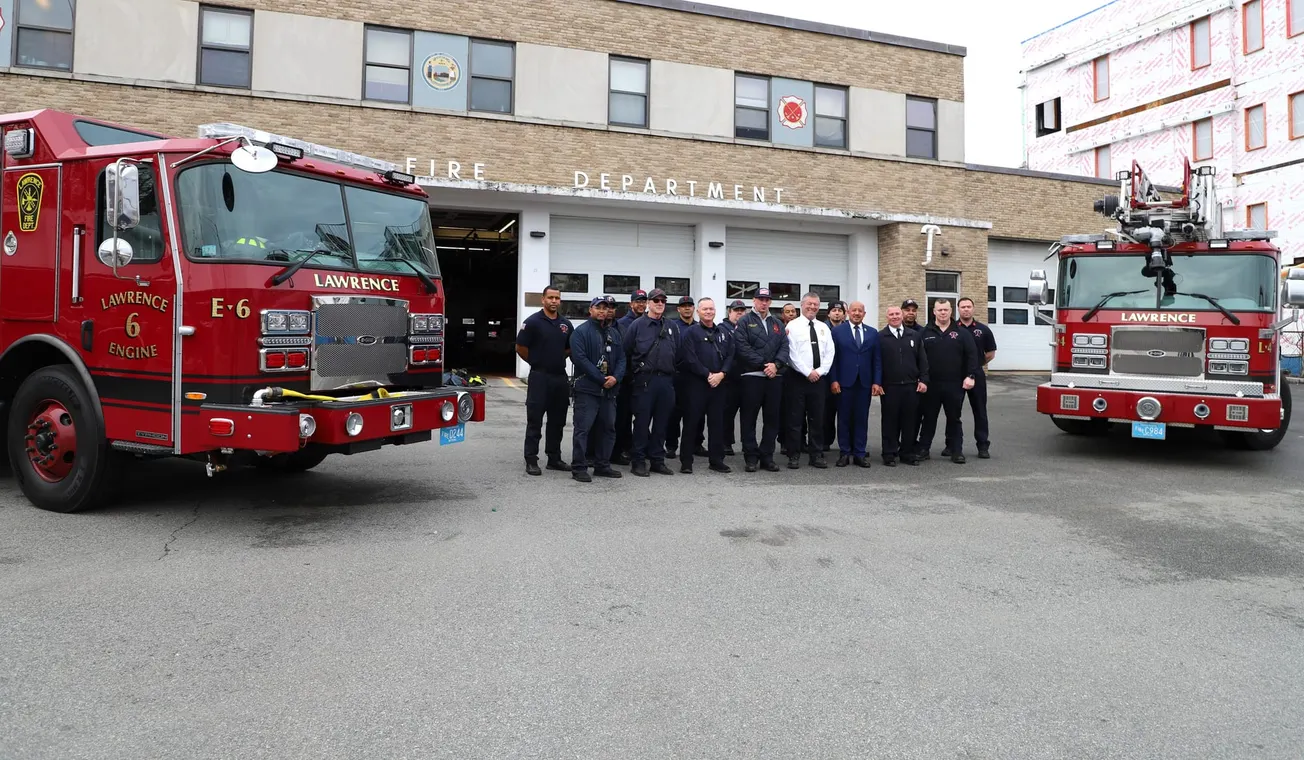 Dos nuevos camiones de bomberos ya están en servicio y listos para responder en Lawrence