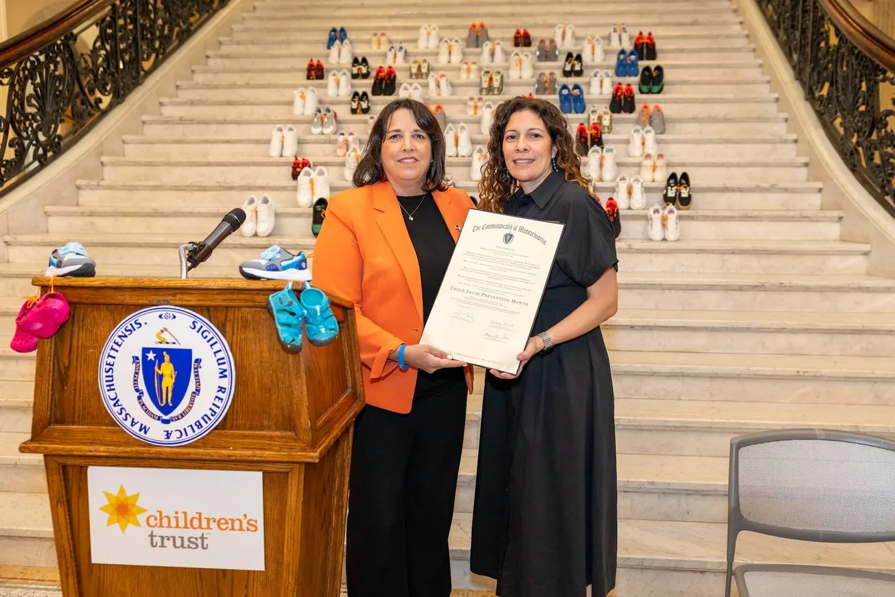 Colocan 70 pares de zapatos en el State House en honor a niños víctimas de abuso