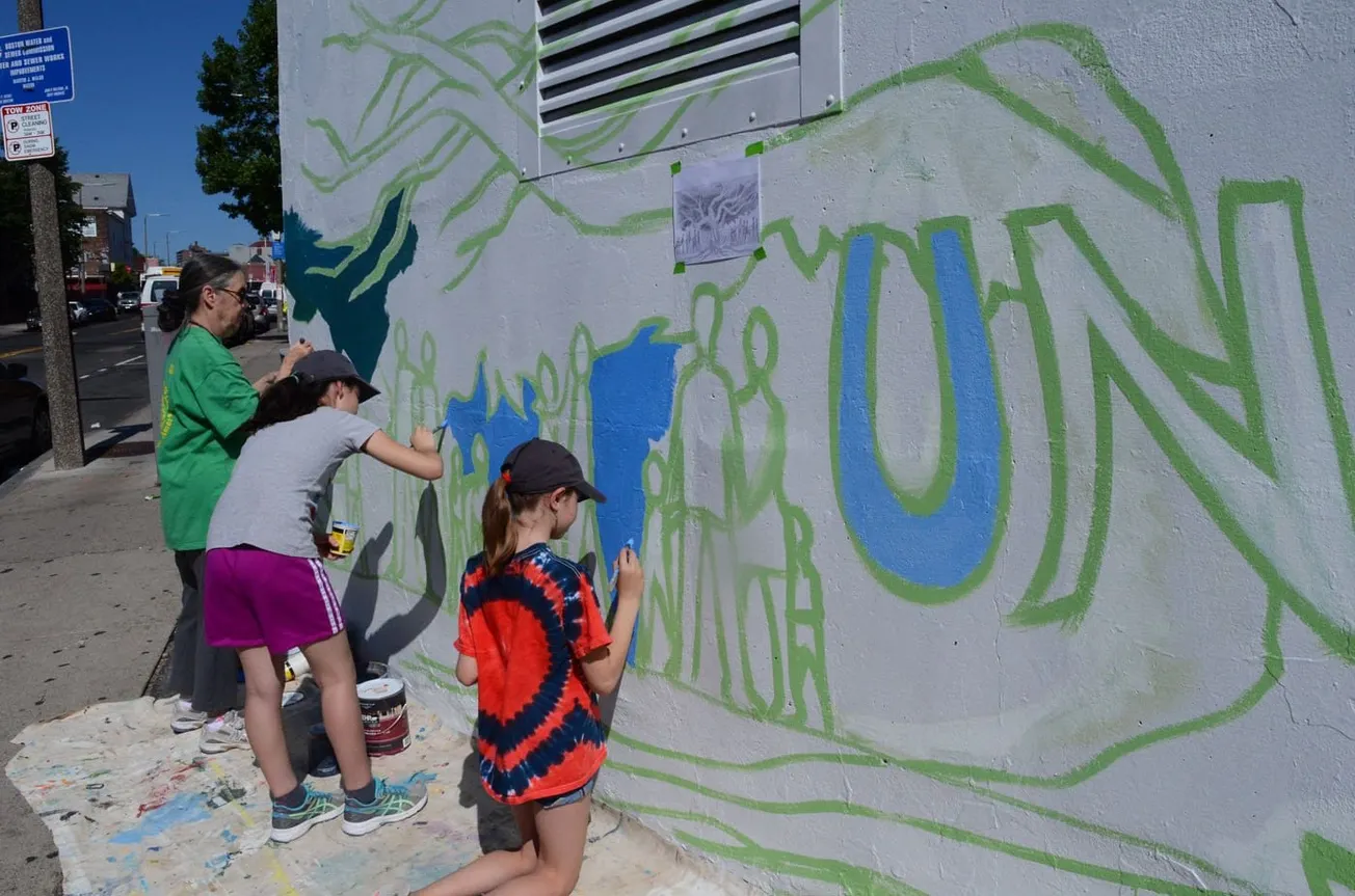 Dos nuevos murales buscan transformar Jackson Square en Boston