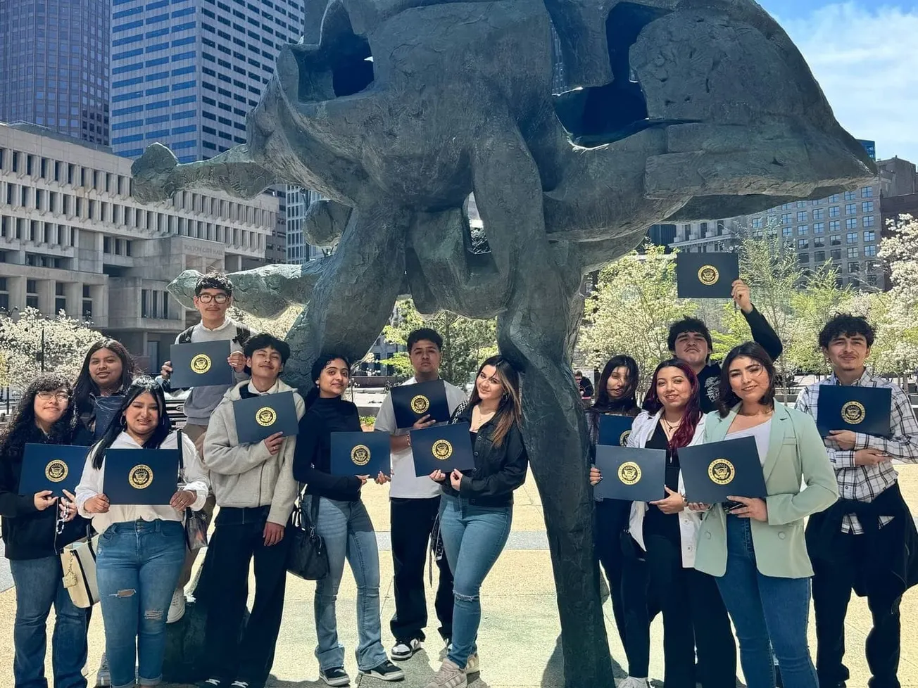 Jóvenes latinos de VROCC visitaron la oficina del senador Markey