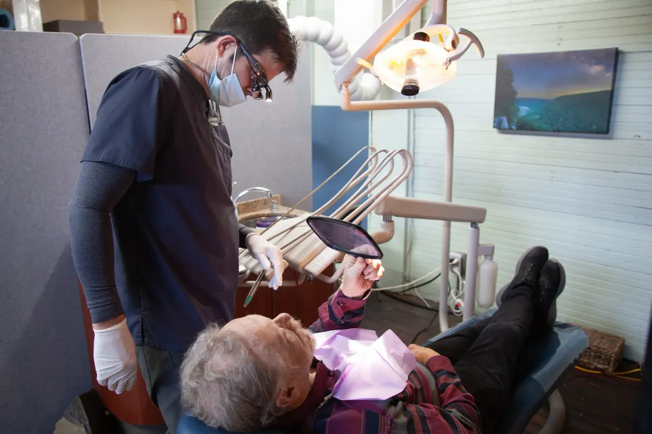 Con pocos dentistas y el flúor en el banquillo, zonas rurales corren el riesgo de una nueva oleada de caries