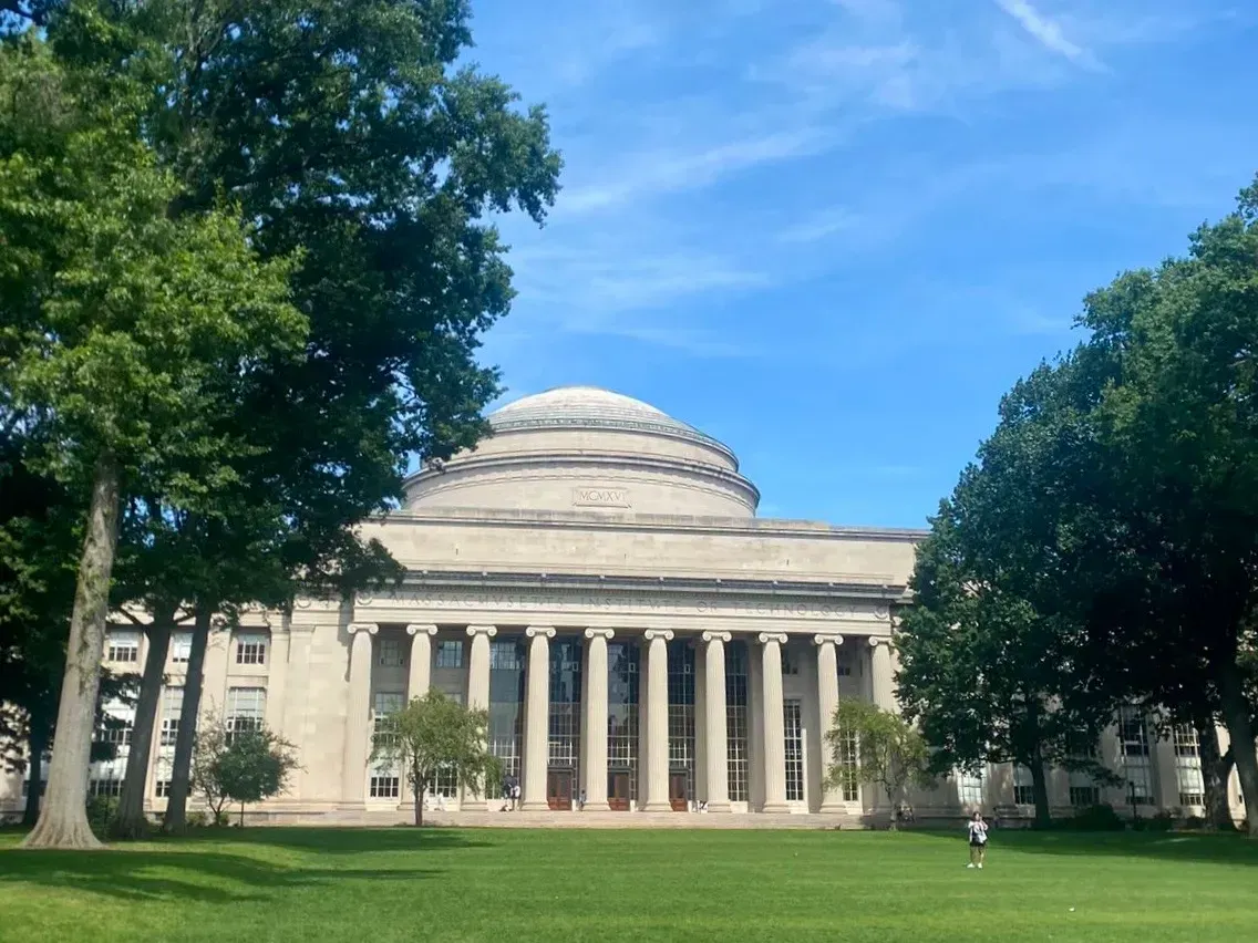 Revocan visas a más estudiantes internacionales en universidades de Massachusetts