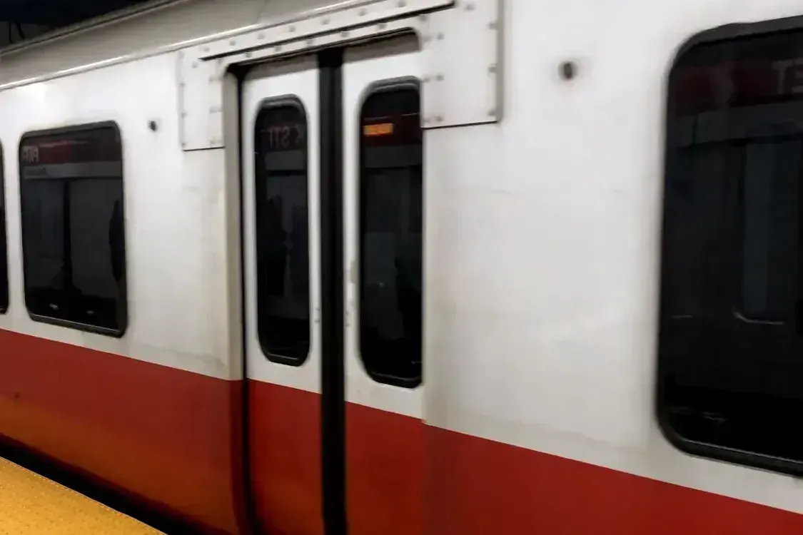 Cinco empleados de la
MBTA arrestados por falsificar inspecciones en la Línea Roja