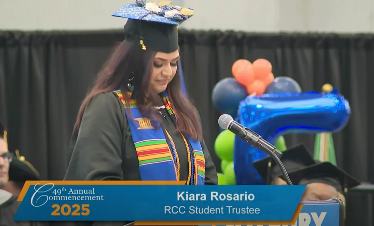Madre latina de Roxbury Community College se gradúa con honores y demuestra que los sueños no tienen edad