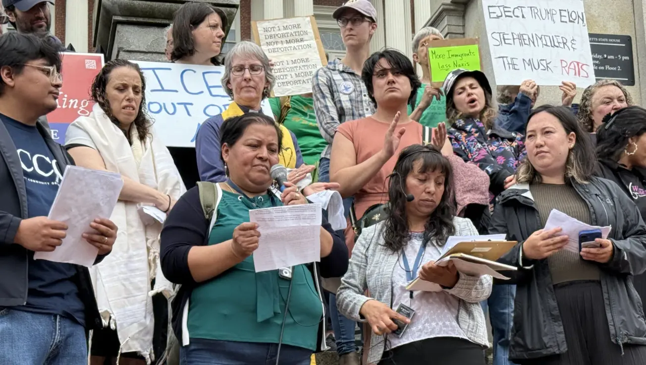 Defensores e inmigrantes exigen que Healey intervenga en los arrestos de ICE