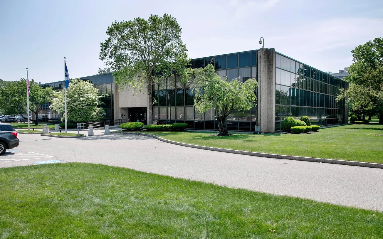 ICE retiene a inmigrantes en condiciones 'deplorables' en un edificio de oficinas en Burlington, según abogados