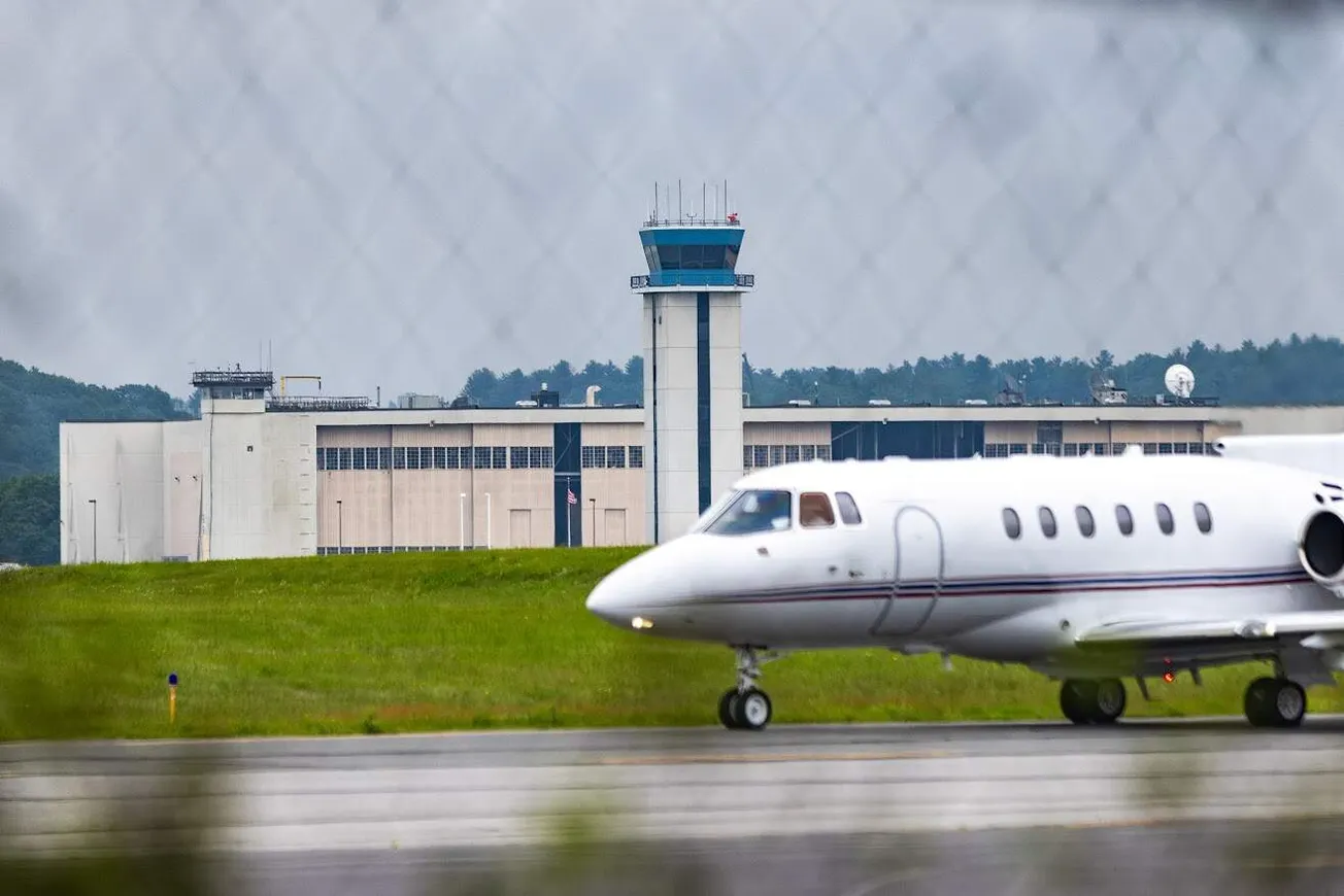 A medida que ICE intensifica los arrestos, la oficina del sheriff de Plymouth transporta a hombres desde la cárcel hasta Hanscom Airport