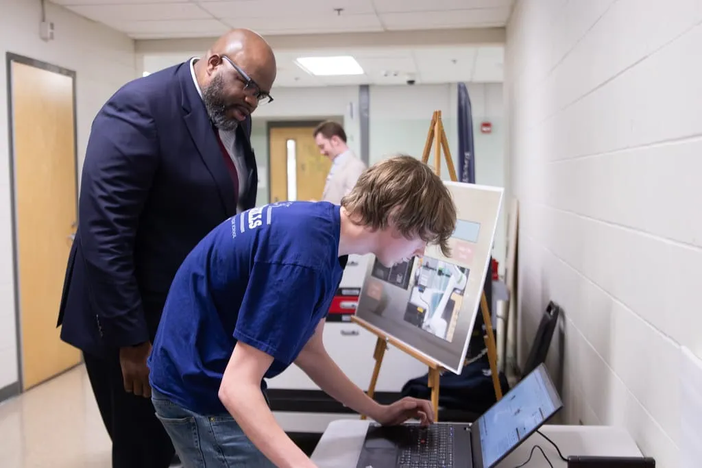 Se ampliarán las oportunidades de aprendizaje con experiencia laboral en 14 distritos escolares de Massachusetts