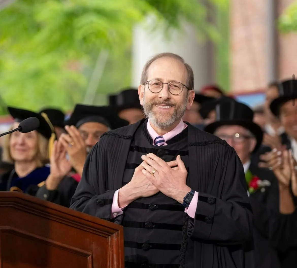 Conozcan a Alan Garber: Presidente de Harvard que defiende a su comunidad internacional y los fondos para sus avances