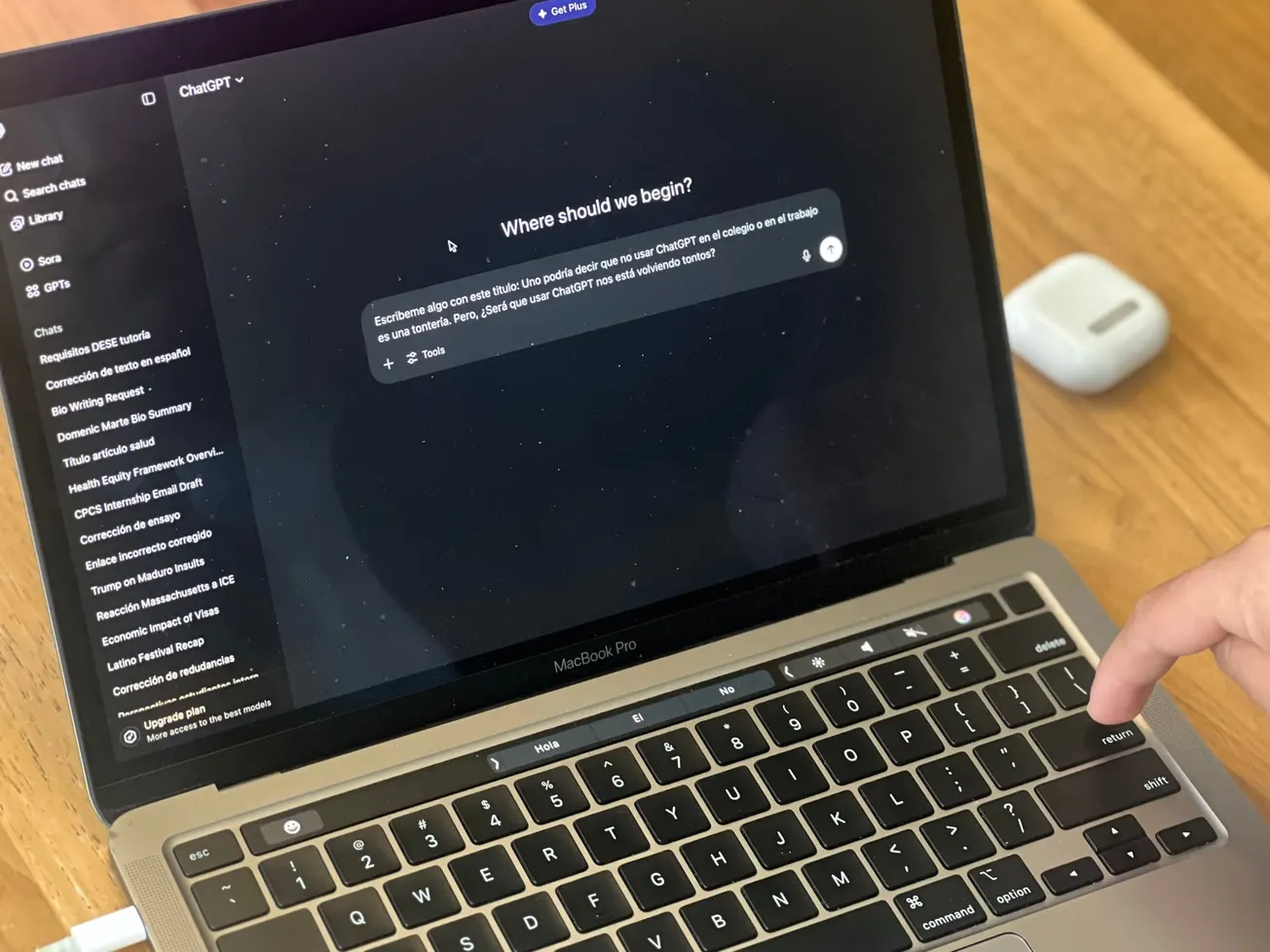 Uno podría decir que no usar ChatGPT en el colegio o en el trabajo es una tontería. Pero, ¿Será que usar ChatGPT nos está volviendo tontos?
