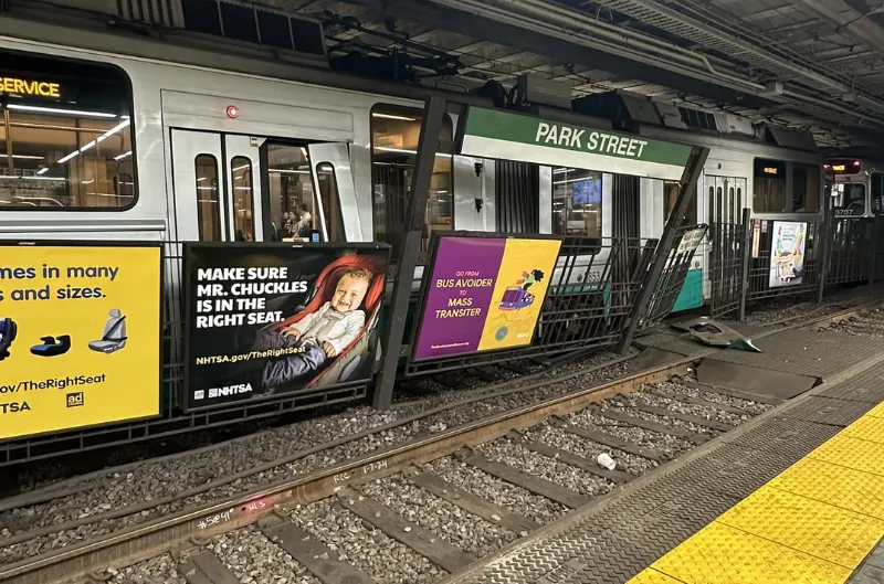 Cables caídos dejan varados a pasajeros en un tren de cercanías del MBTA caliente durante horas