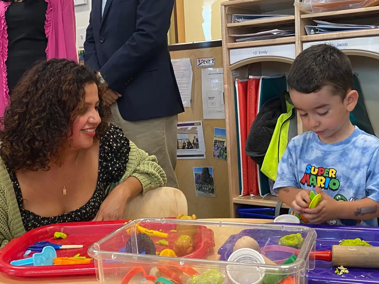 La gobernadora anuncia programa de tutorías gratis para que los niños aprendan a leer