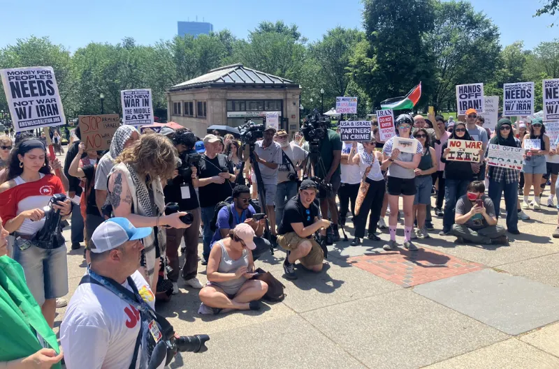 La ciudad de Boston reacciona al ataque en Irán con manifestaciones el domingo en la tarde