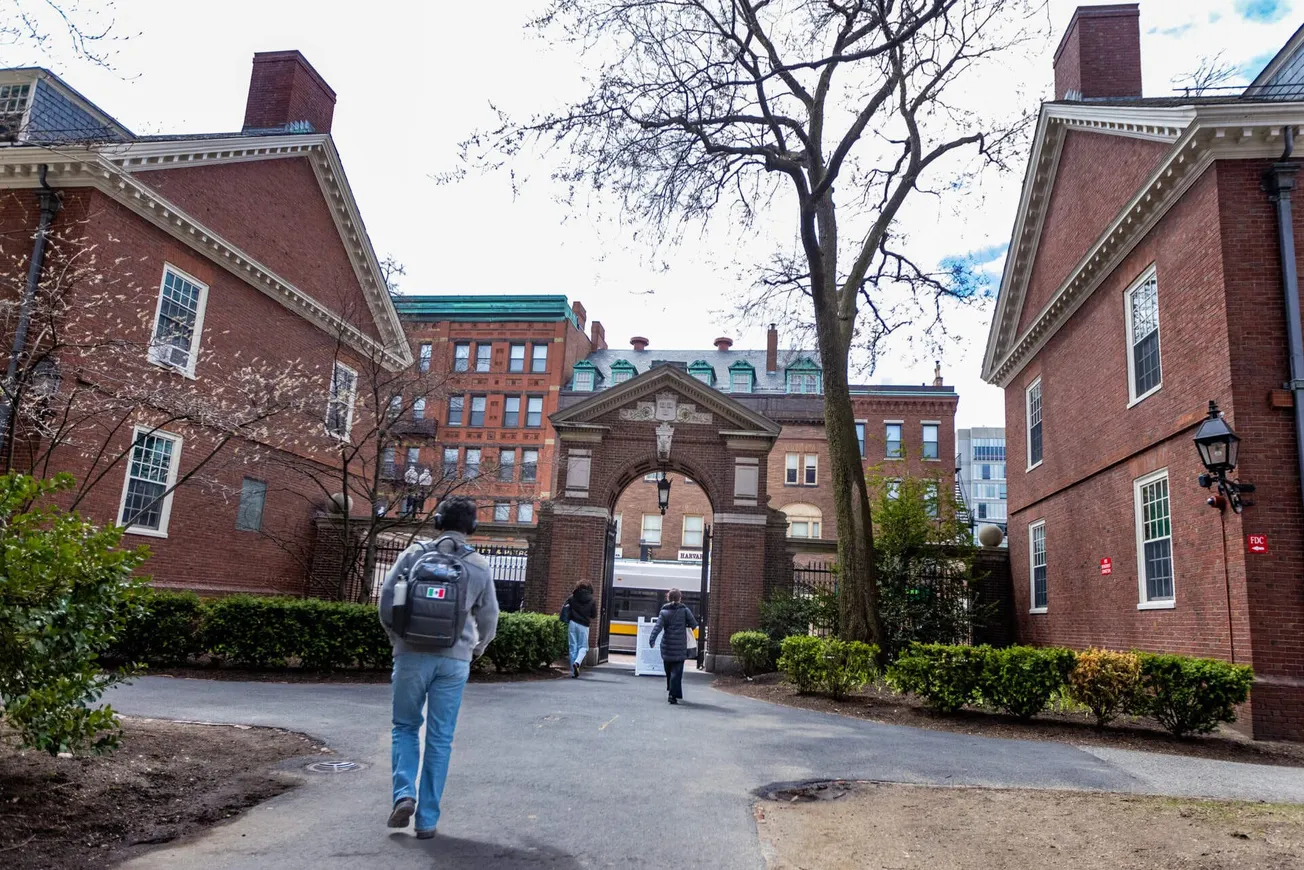 Harvard entrega formularios de autorización de trabajo de sus empleados a Homeland Security