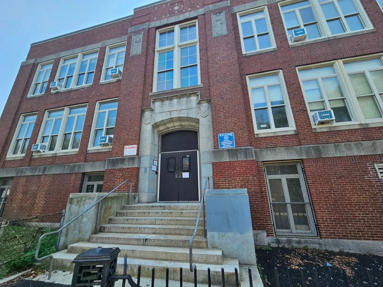 Massachusetts lidera en educación pública y reduce brechas de graduación entre estudiantes latinos