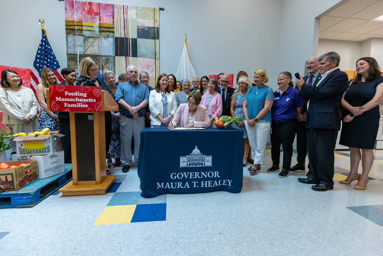 Mientras recortan la ayuda alimentaria, Massachusetts se une para enfrentar el hambre