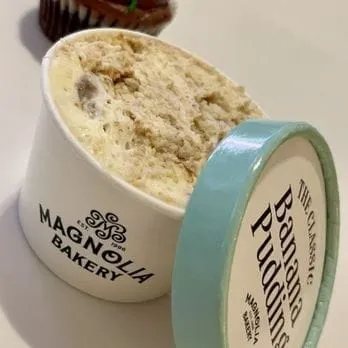 Glossier Boston lanza edición limitada Banana Pudding Balm Dotcom en colaboración con Magnolia Bakery