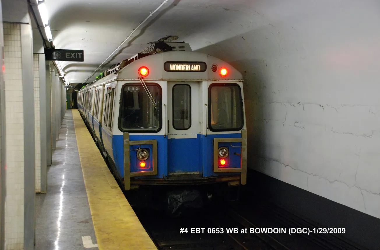 Evacuan a más de 460 pasajeros de un tren del Blue  Line atrapado bajo el puerto de Boston