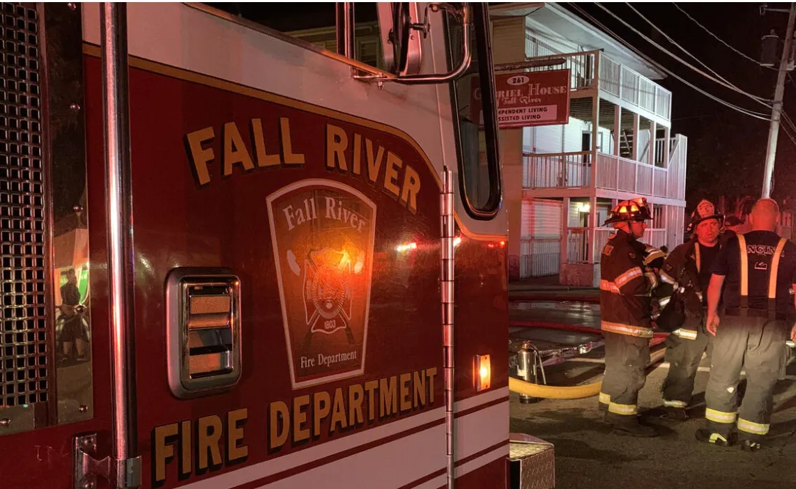 El estado responde tras la muerte de nueve personas en un incendio en Fall River