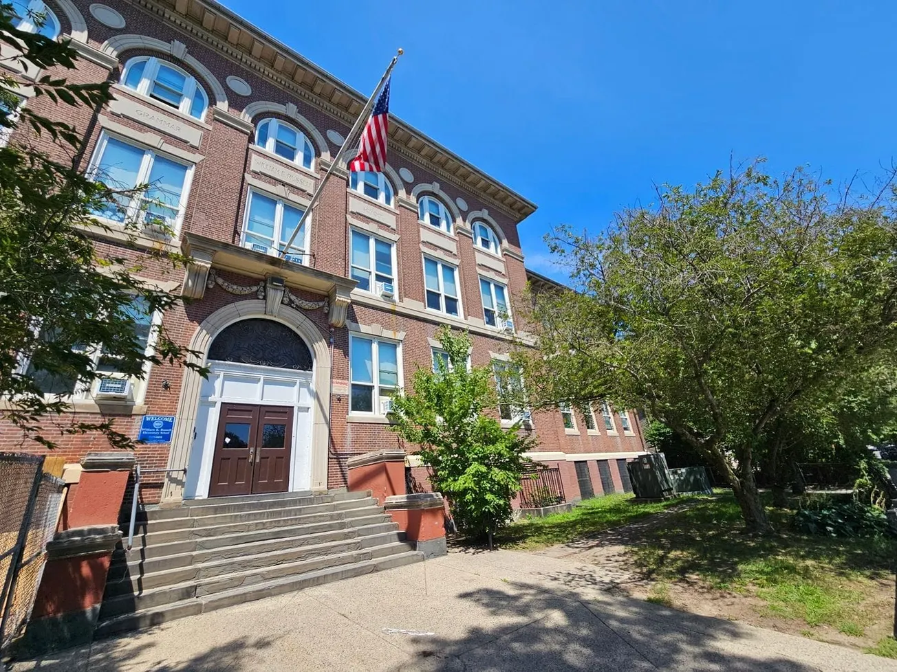 ¿Cómo planean las escuelas de Boston brindar apoyo a los estudiantes inmigrantes este año escolar?