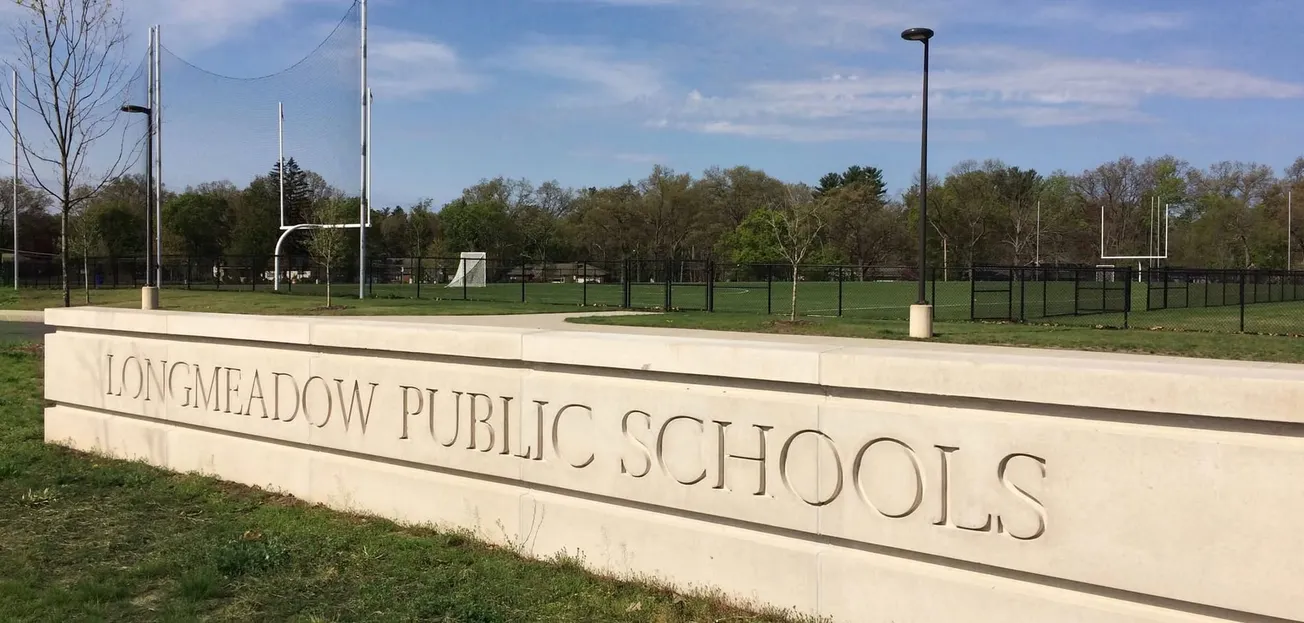Bibliotecario escolar detenido por presunta distribución de pornografía infantil