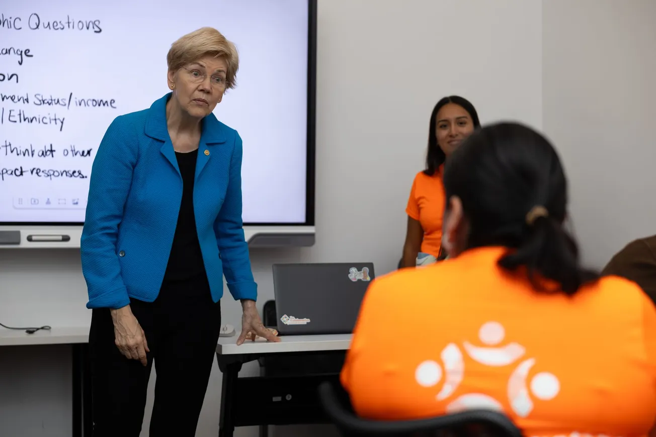 La senadora Warren escucha a la comunidad de Chelsea en medio de un ambiente de miedo e incertidumbre