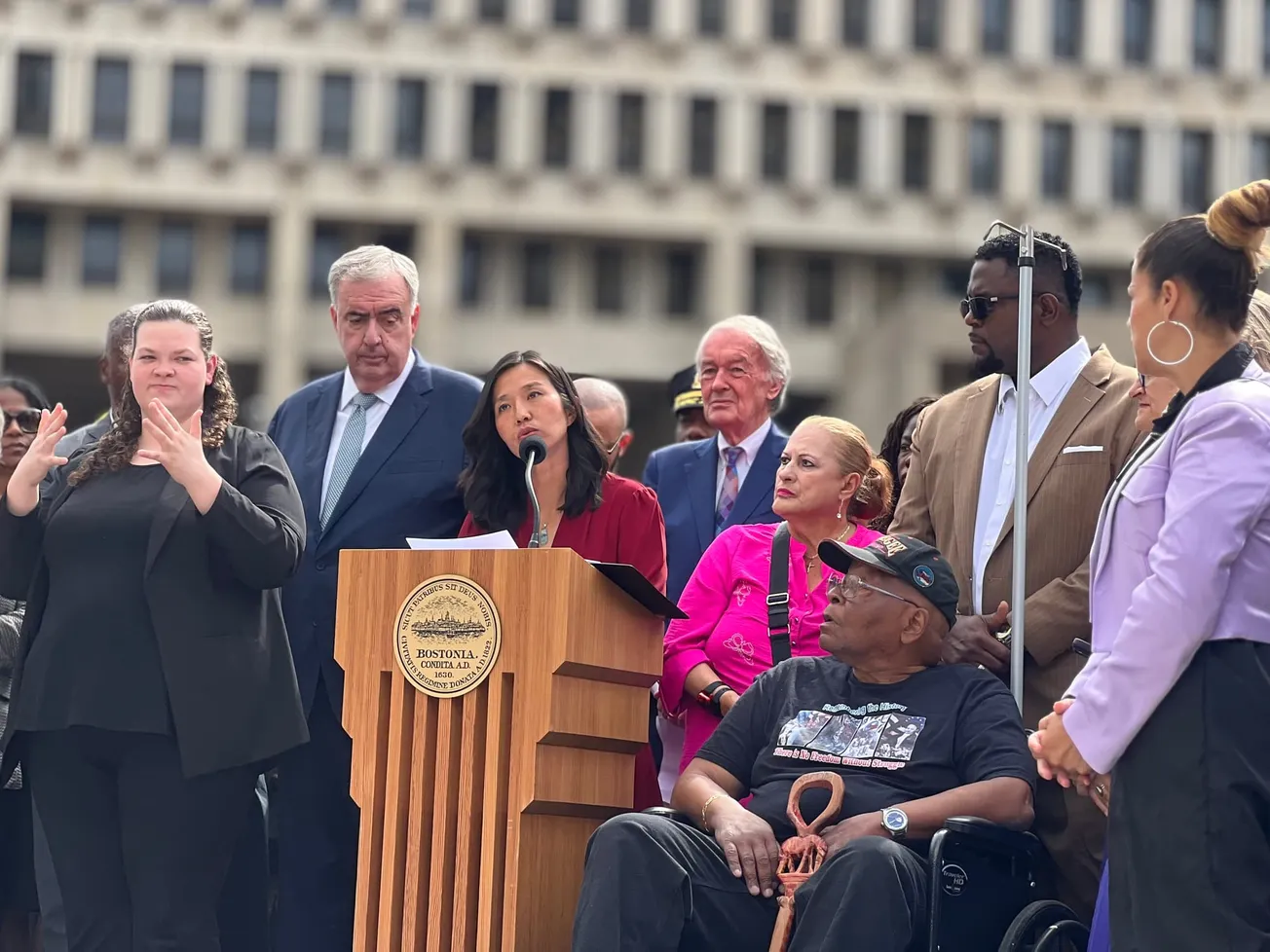 Cómo Wu defiende las políticas migratorias de Boston ante amenazas del gobierno federal