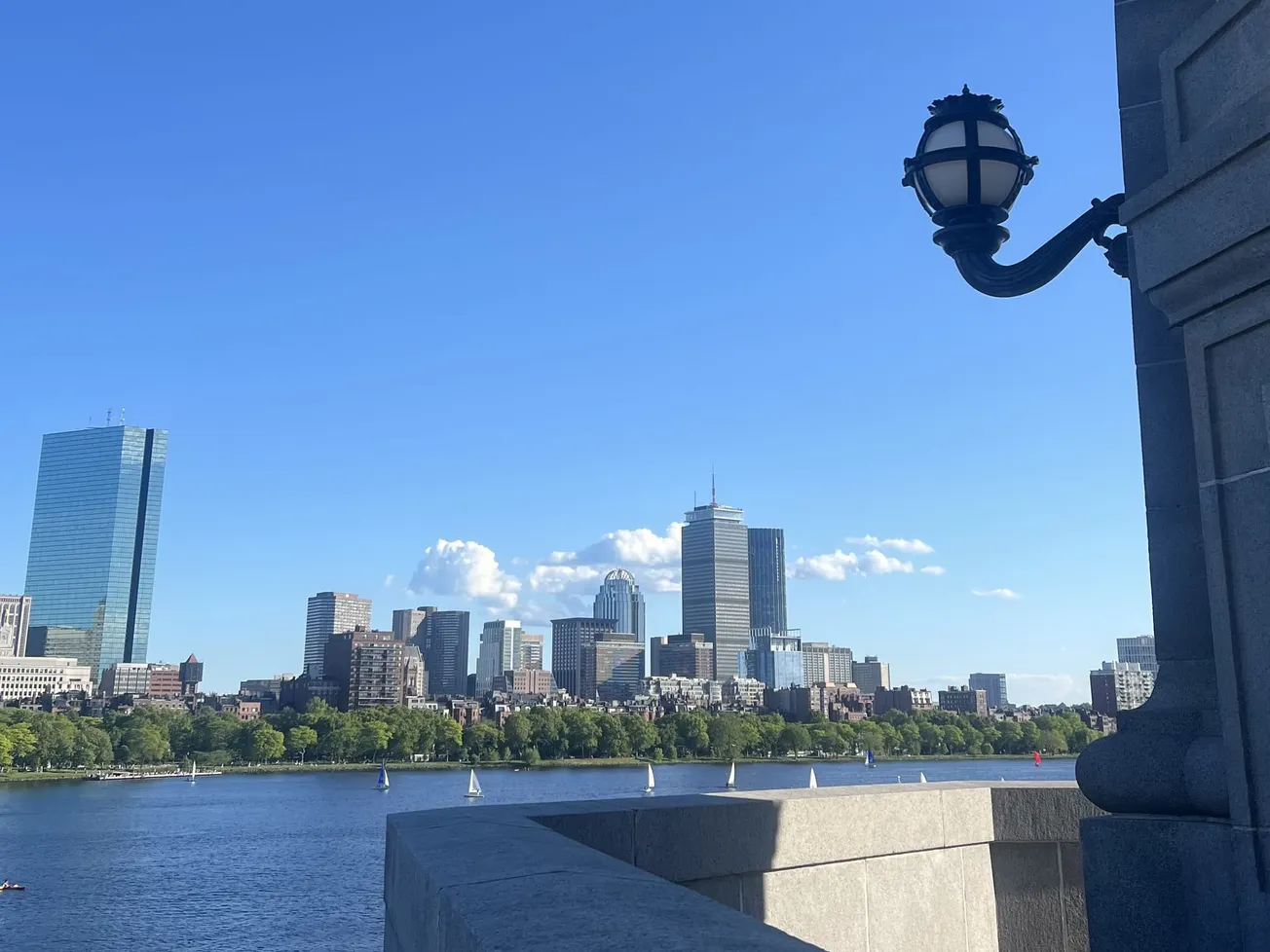 Detectan niveles elevados de bacterias en el Charles River