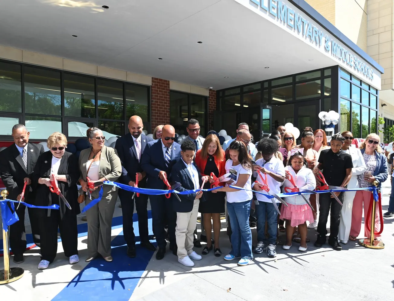La ciudad de Lawrence  inaugura un nuevo edificio escolar: La Henry L. Oliver K-8 School
