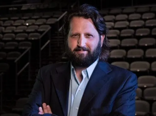 Michel Hausmann, graduado de Emerson College gana premio por su aporte a la diversidad cultural