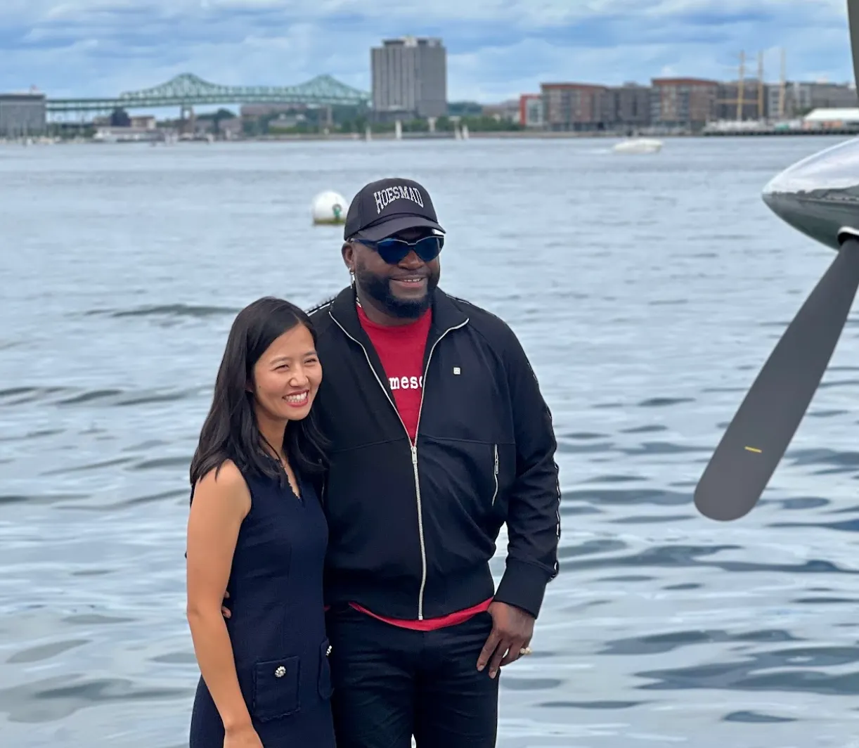 El "Big Papi", leyenda de los Red Sox, apoya a Michelle Wu en la campaña para alcaldesa de Boston