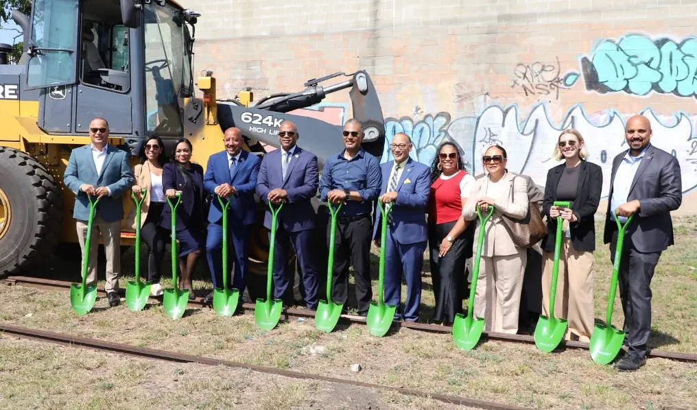 Transforman vía de tren abandonada en un camino para peatones y ciclistas en Lawrence