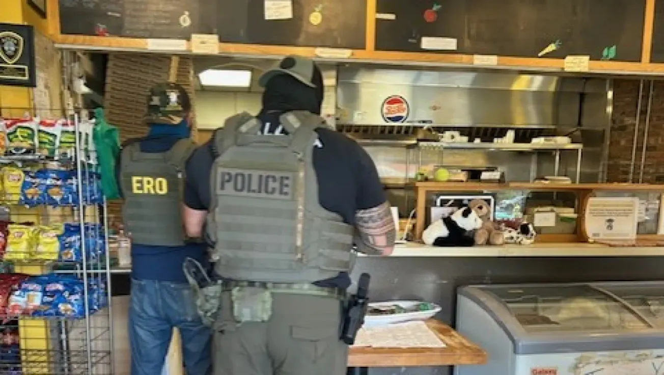 Empleado de pizzería en Acton detenido por ICE