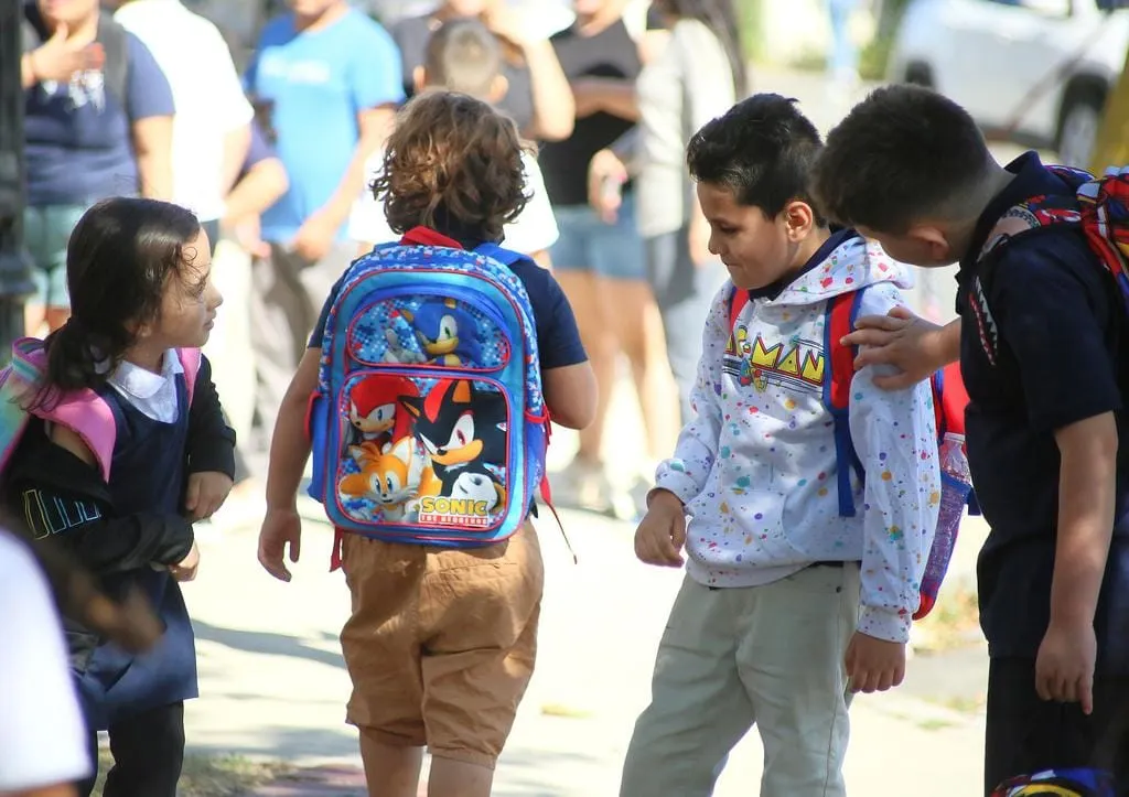 Se realizará una entrega gratuita de mochilas para el regreso a clases de estudiantes de Revere