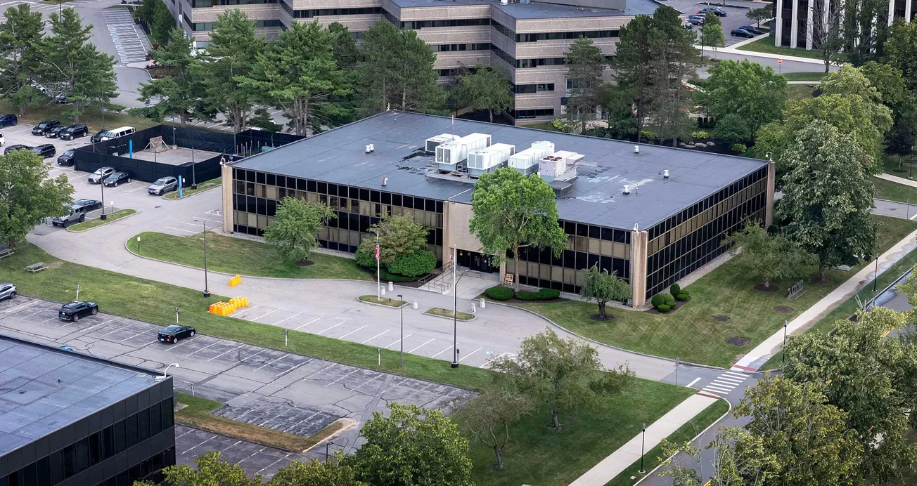 Cientos de personas permanecieron detenidas durante varios días en la oficina de ICE en Burlington, según muestran los datos