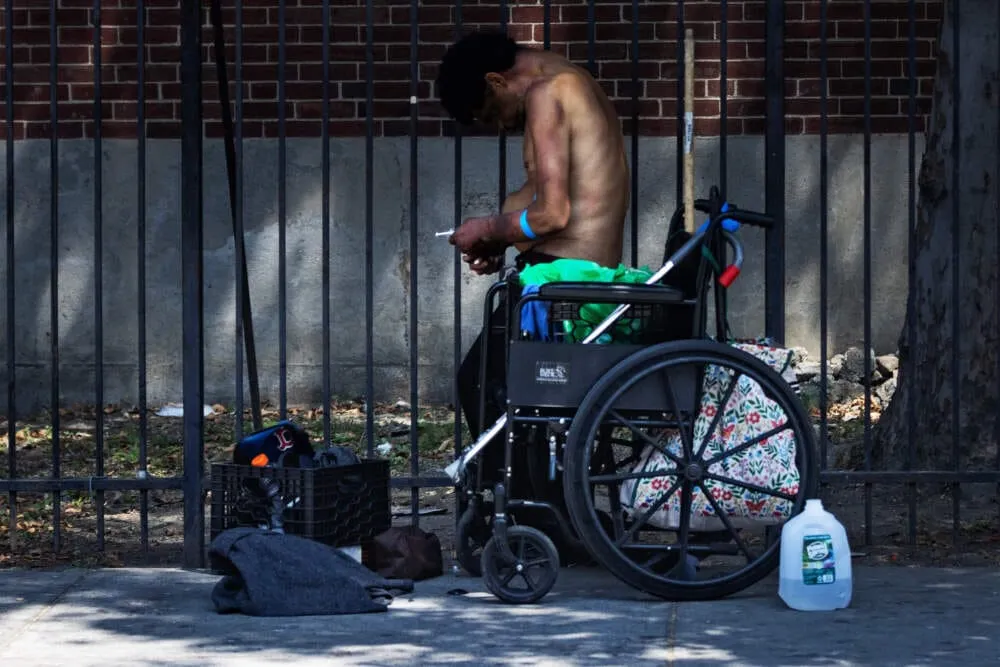 Desesperados por soluciones a la crisis de adicciones, algunos en Boston piden más  tratamientos forzosos