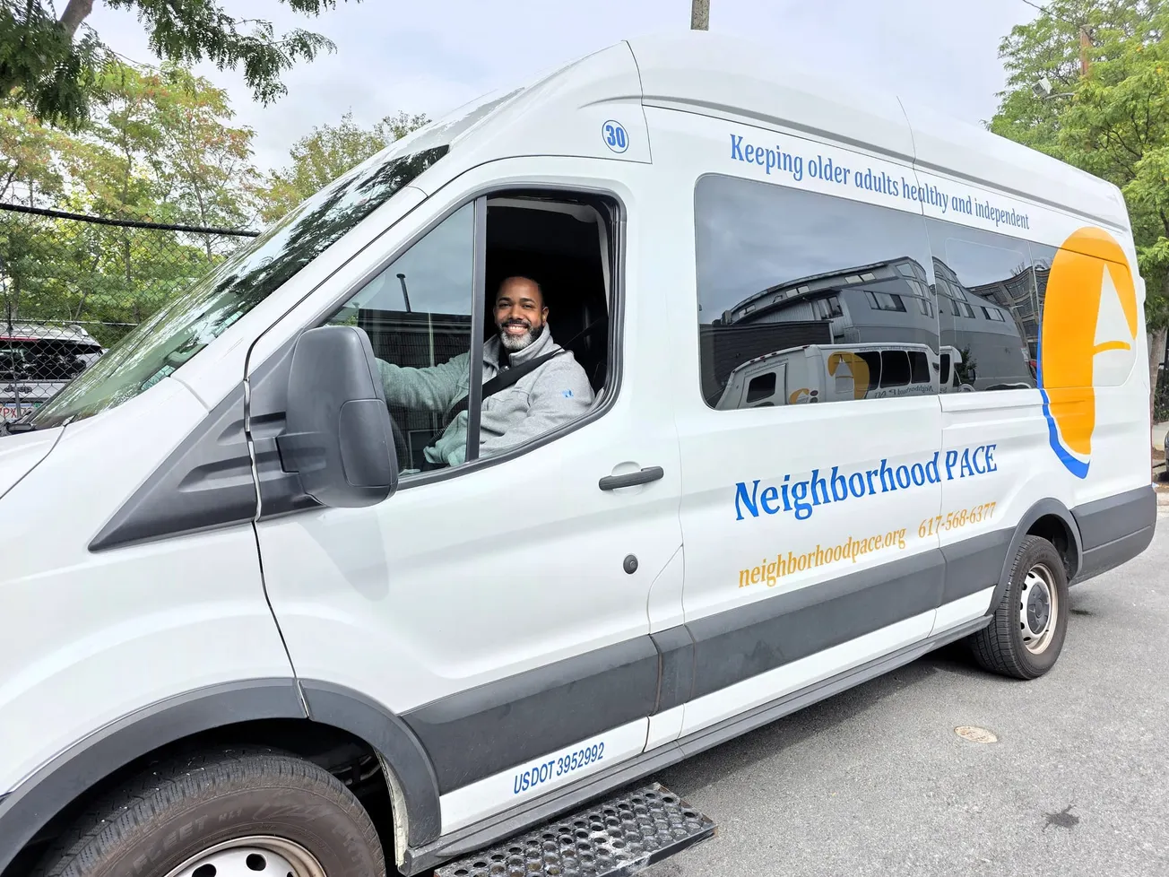 Edwin Medina: Más que un líder en NeighborHealth, un apoyo clave para los adultos mayores latinos de Boston