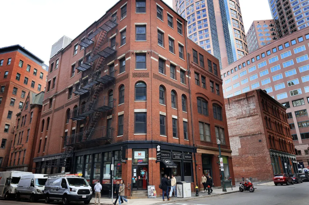 Primer edificio convertido en viviendas en el centro de Boston recibe sus nuevos inquilinos