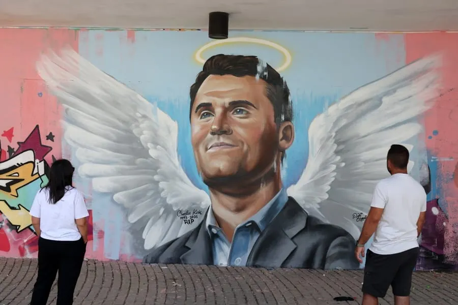 Suspenden a maestra en Massachusetts por comentarios sobre la muerte de Charlie Kirk