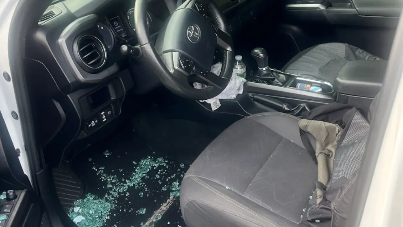 Agentes de inmigración rompen ventana de un auto al arrestar al esposo de una abogada local