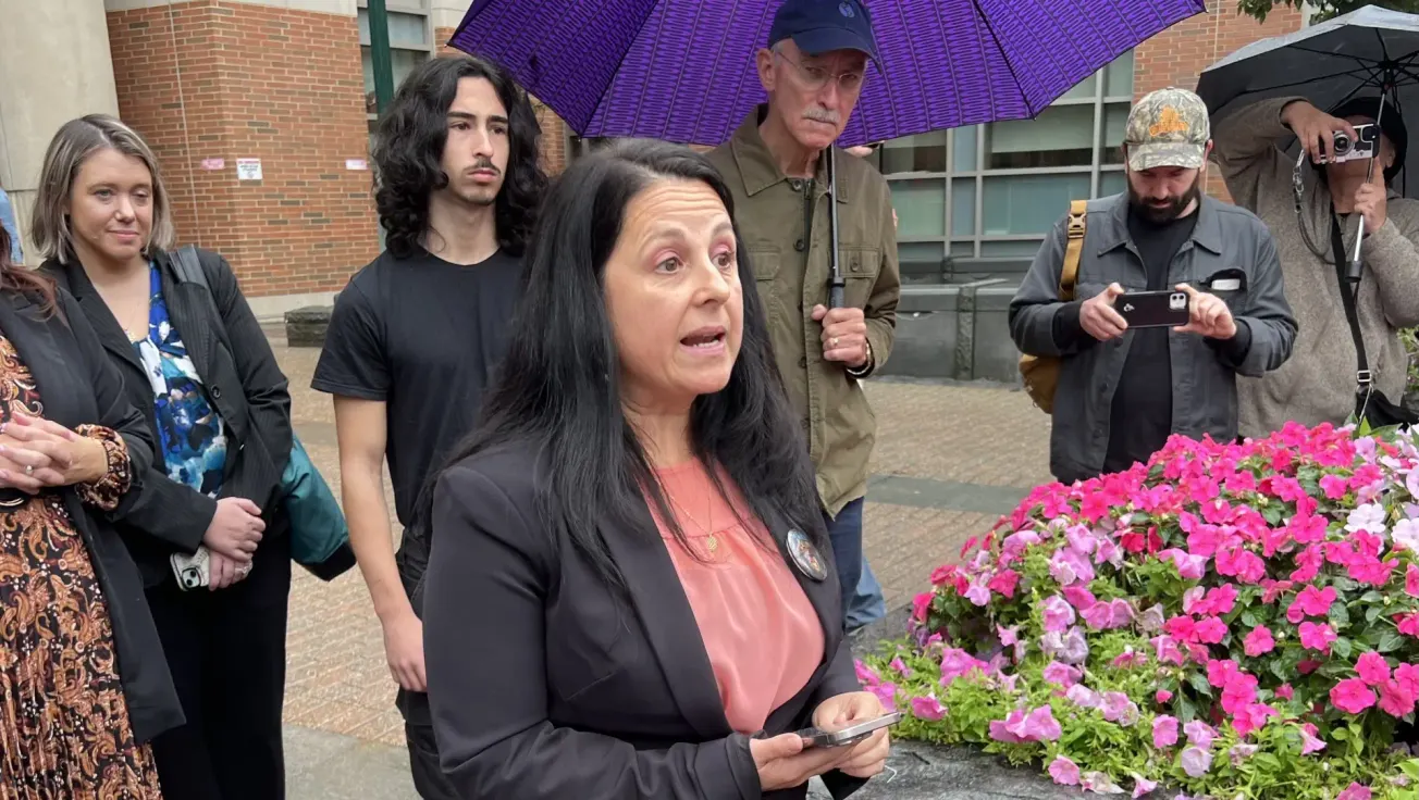 Concejal de Worcester pide desestimación de los cargos en su contra tras operación de ICE