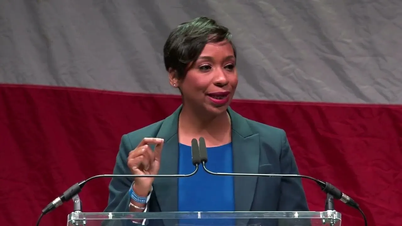 La fiscal general de Massachusetts se une a otros estados para oponerse a la política de detención migratoria