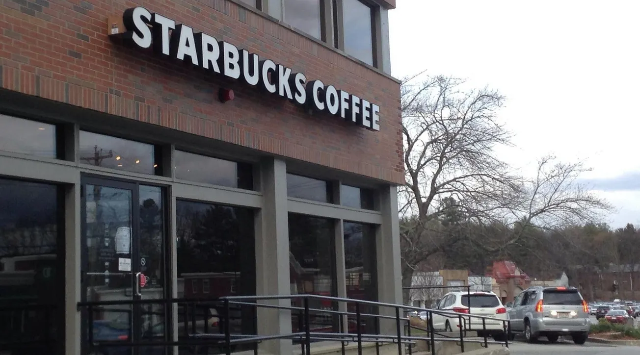 Starbucks anuncia el cierre de más de una docena de locales en Massachusetts