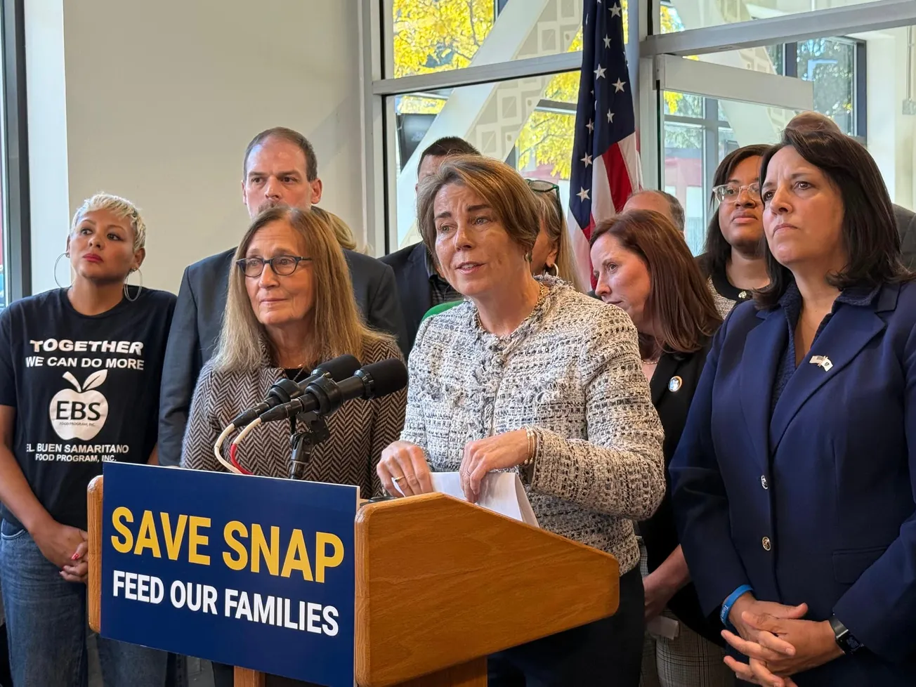 Healey advierte que más de 150,000 residentes de Massachusetts perderán acceso a alimentos